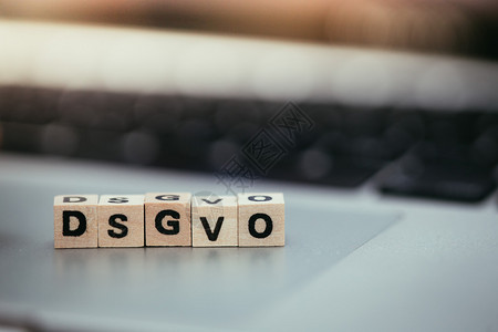 全球存托凭证木制立方体与字母DGSVO背景