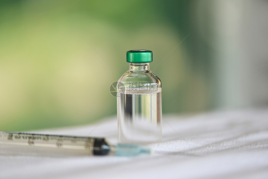 桌上的药瓶玻璃和注射针管头药用瓶设备护士或医生疗工具图片