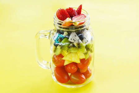 玻璃罐中的水果沙拉图片