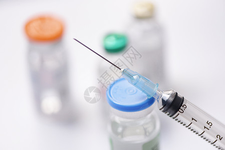 白底药瓶玻璃和白底注射针头药用瓶设备护士或医生疗工具背景图片