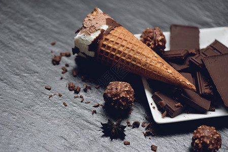 冰淇淋香草覆盖巧克力冰冻棒甜点或零食图片