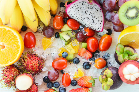 果实沙拉背景新鲜夏季水果和蔬菜健康有机食品草莓橙椰子蓝龙果热带香蕉芒图片