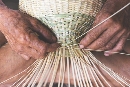 编织竹篮木老年人手工为亚洲自然产品编织篮子图片