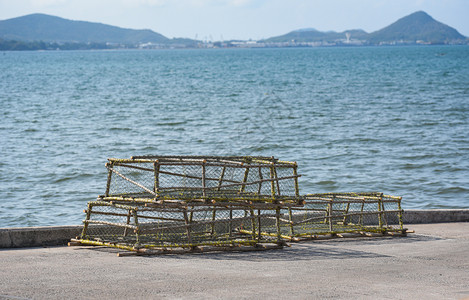 龙虾和螃蟹锅堆叠成渔网捕捉海湾底的渔网图片