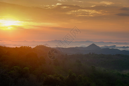 幕阜山美丽的天空日出山上如月的风景晨幕下雾的山丘背景