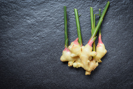 Ginger黑色背景用于草药天然和食物的新鲜青姜背景图片