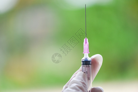 注射静脉药物和针头给病人接种预防疫苗图片