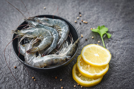 在海产食品餐厅碗虾新鲜上生用暗底的香料柠檬和菜煮饭高清图片