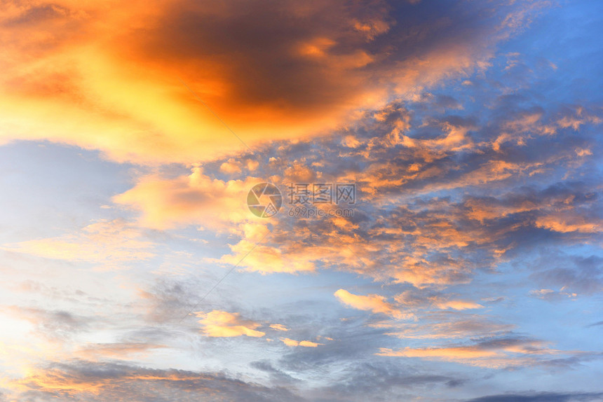 戏剧天空日落或出色彩多的红和橙天空云彩美丽的多火花背景图片