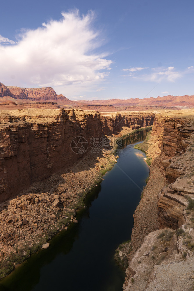 科罗拉多河在亚利桑那北部的山脊和河堤下割断了马布尔峡谷图片