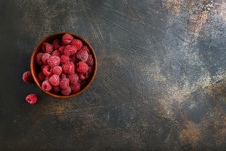 新鲜果子木碗里新鲜的草莓图片