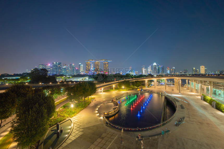 Marinabarage新加坡市中心夜空天线金融区和亚洲技术智能城市商业中心Skyscraper和高楼大图片
