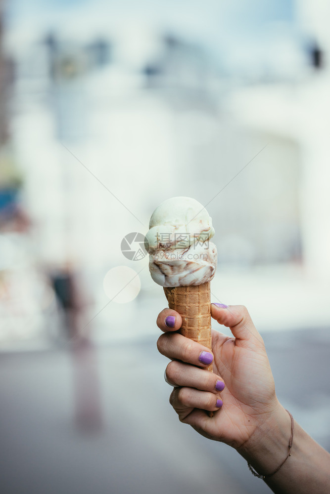 女人手里握着冰美丽的夏日图片