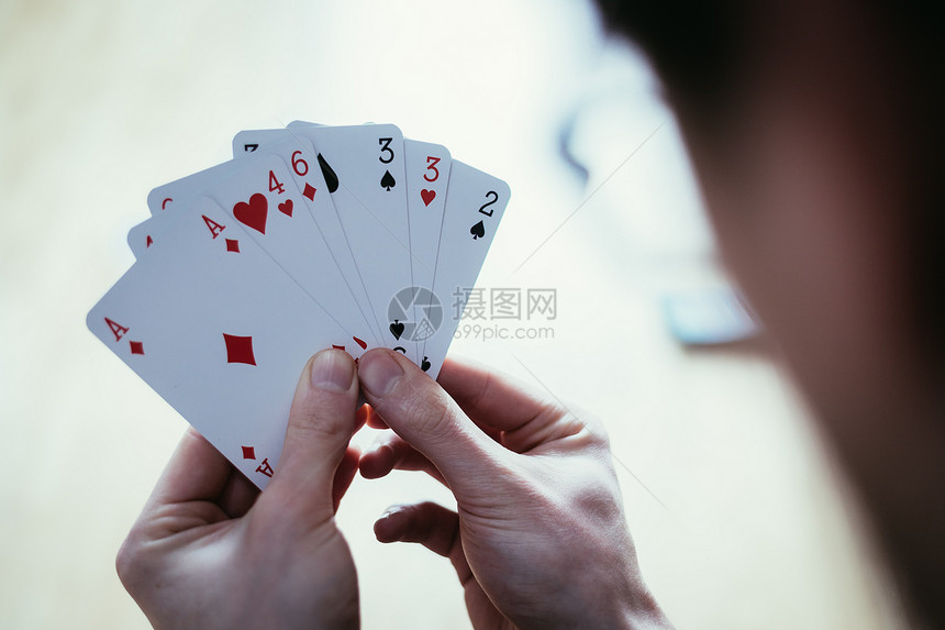 年轻人在打牌手砍图片