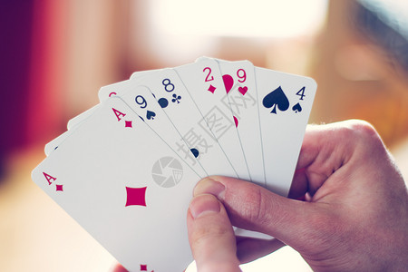 游戏卡片素材年轻人在打牌手砍背景