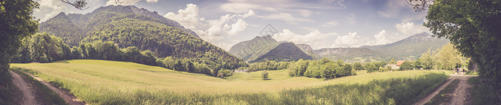 德国BadReichenhall附近的巴伐利亚山地天空和草的全景图片