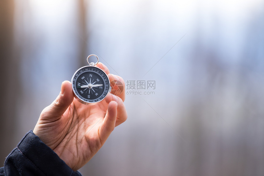 人探险时手里握着指南针因为发现是路线图片