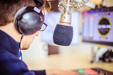 广播演室的年轻人电台用麦克风说话图片