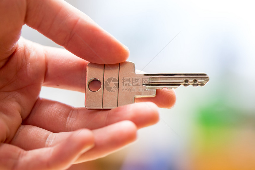 手持房屋钥匙新住宅和财产图片