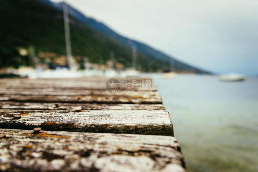 铁木码头模糊背景的海岸线图片