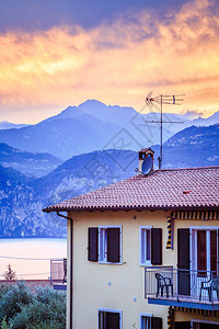意大利房屋和山脉美景背景图片