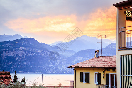 意大利房屋和山脉美景背景图片