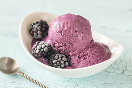 一碗黑莓熏衣草冰淇淋背景图片