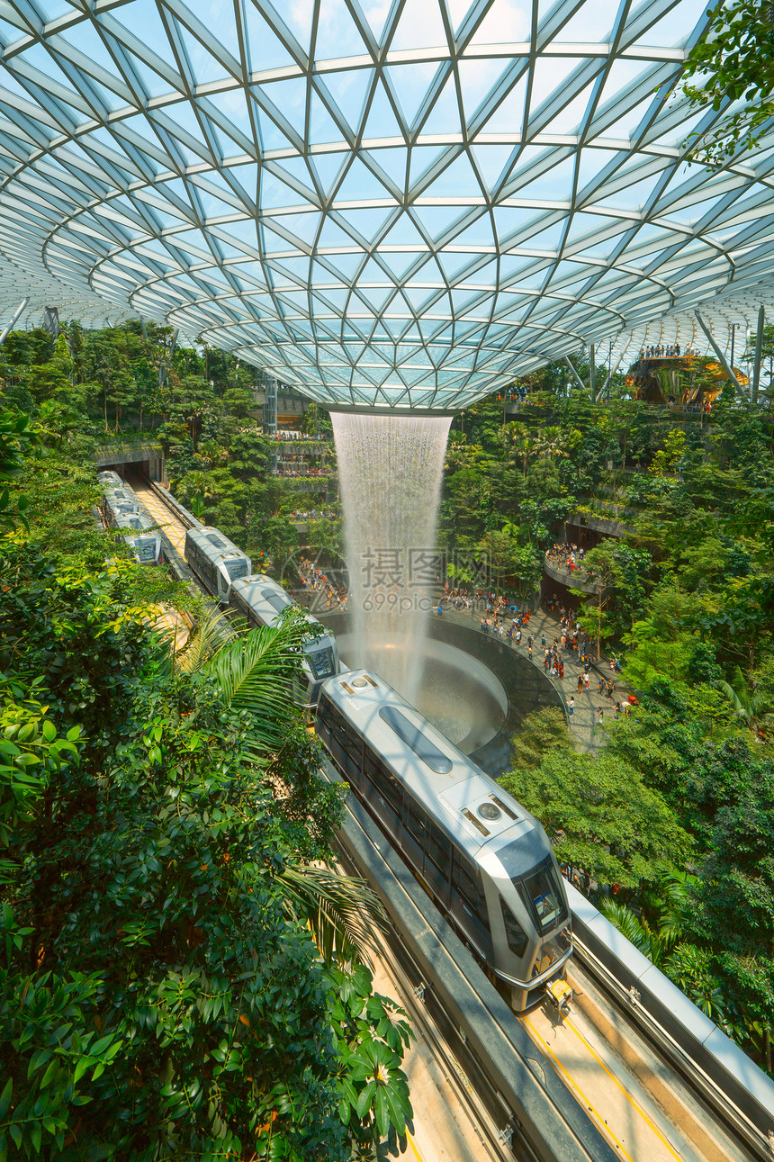 新加坡城JewelChangi机场室内设计装饰瀑布花园和树木图片