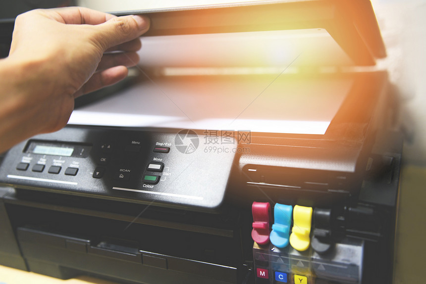 复印机概念商人手持印墨纸供办公室扫描复印机用品使图片