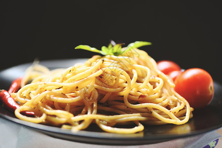 意大利传统美味食品意大利面条粉和番茄辣椒叶及basil子图片