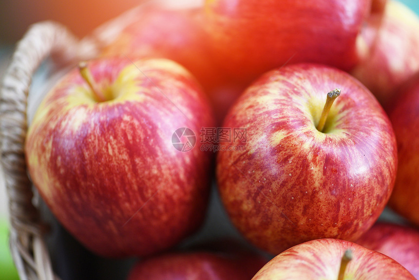 新鲜红苹果园篮子收割苹果图片