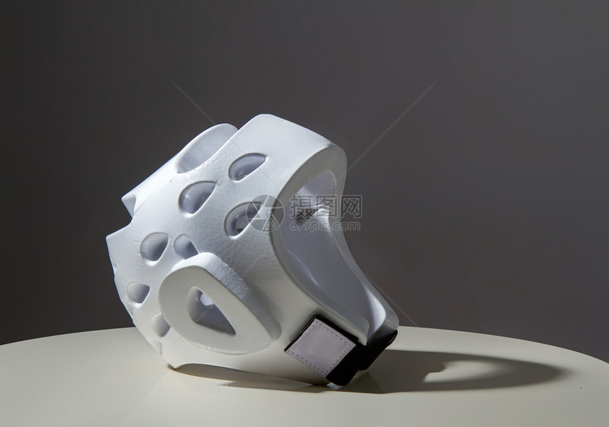 白头盔用于空手道培训和竞争一些俱乐部新的强制要求空手道的白头盔用于空手道图片