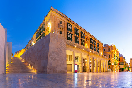 马耳他首都瓦莱塔老城旧城附近的马耳他传统街道楼梯和建筑配有多彩的阳台图片