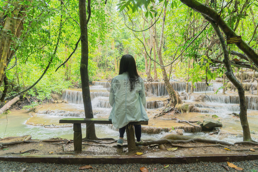 快乐的亚洲妇女在泰国Kanchanaburi公园旅行和户外度假时图片