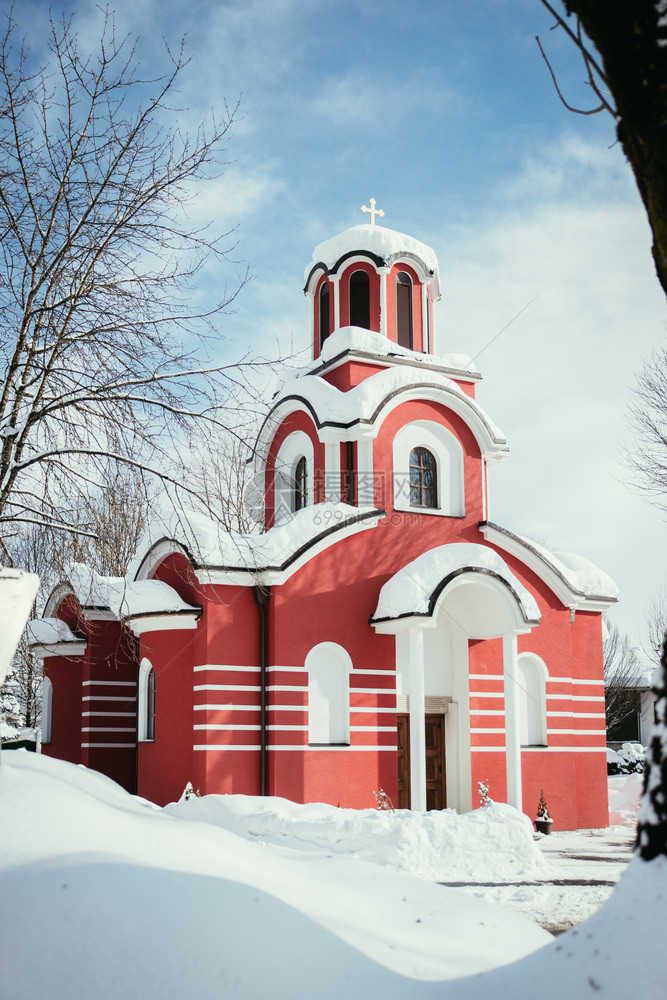 寒冬美丽的雪红教堂蓝色的天空图片