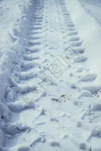 冬天外面的清新粉雪上滑的印记图片