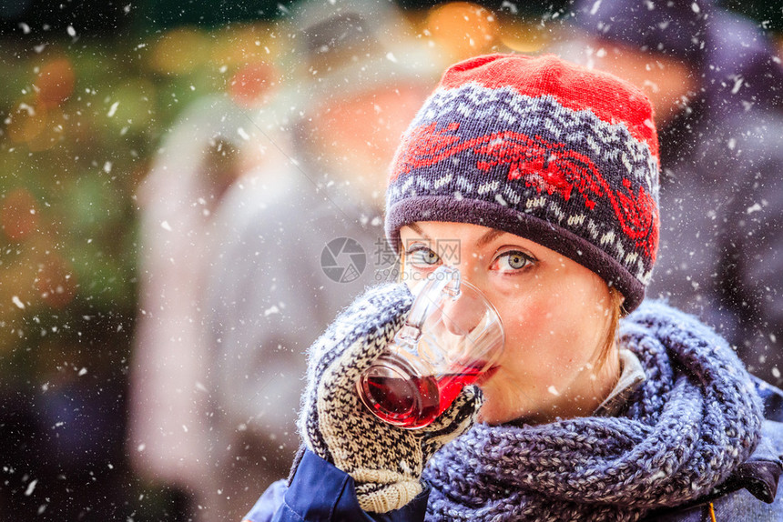 女孩在圣诞市场喝香酒开心图片