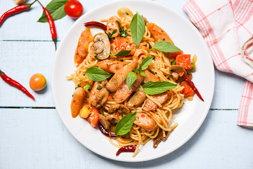 意大利传统美味的意大利食品面条香肠在餐桌上的盘子图片