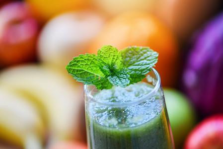 新鲜蔬菜果汁和夏季水本底的薄荷茶叶绿色图片