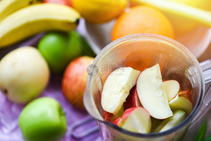 搅拌机中的水果新鲜切片在厨房中准备健康果汁的夏季原料图片