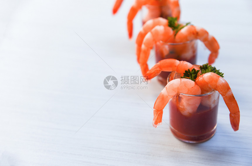 番茄酱中的玻璃虾鸡尾酒贝壳鱼海产鲜煮了虾番茄酱洋美食晚餐和桌上的香料图片