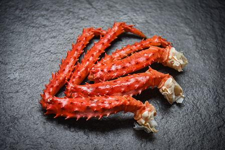 阿拉斯加螃蟹黑暗背景的螃蟹腿阿拉斯加王蟹北海道鲜背景