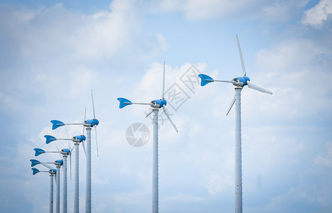 蓝天空背景风力涡轮机农场生态动力概念图片