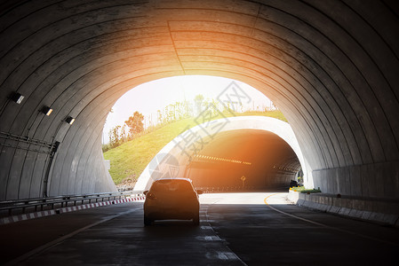 朝向公路隧道交通车的速隧道尽头有亮光背景