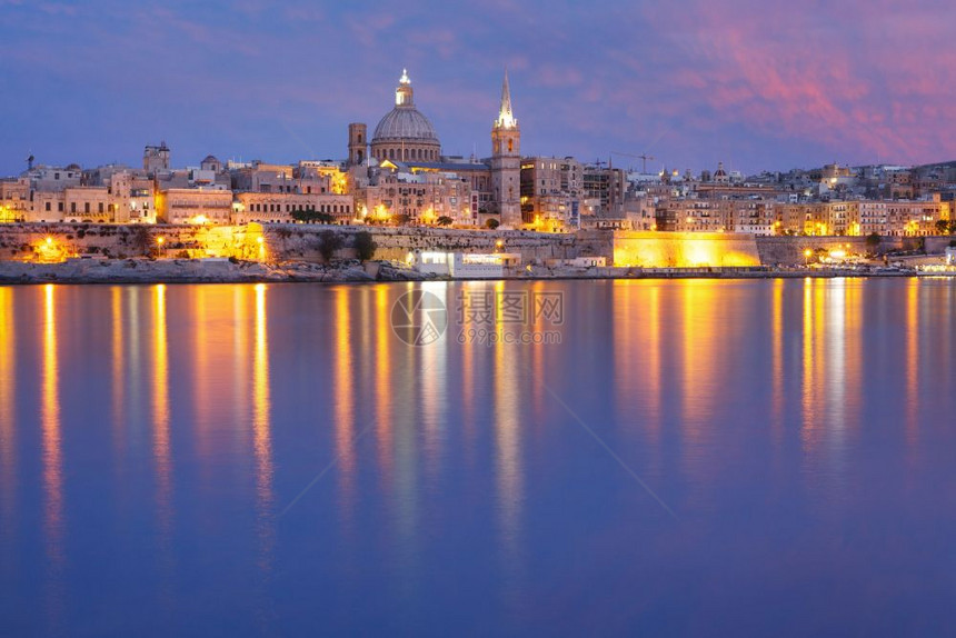 来自Sliema的VallettaSkyline与我们圣母卡梅尔山教堂和圣保罗尔斯柯圣公会支持天主教圣公会晚上蓝色时段马耳他首都图片