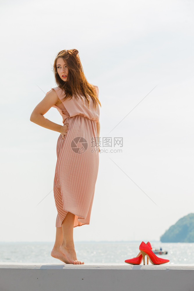 妇女穿着漂亮的长粉红裙子穿着长的粉红色裙子图片