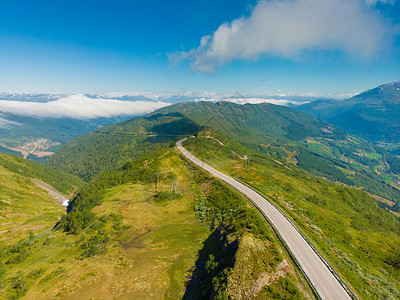 乔努维克航空视图挪威西部斯托尔海宁山区VinjeVikeVik的VikeVik之间穿过Vikafjellet的公路挪威夏季风景山口公路背景