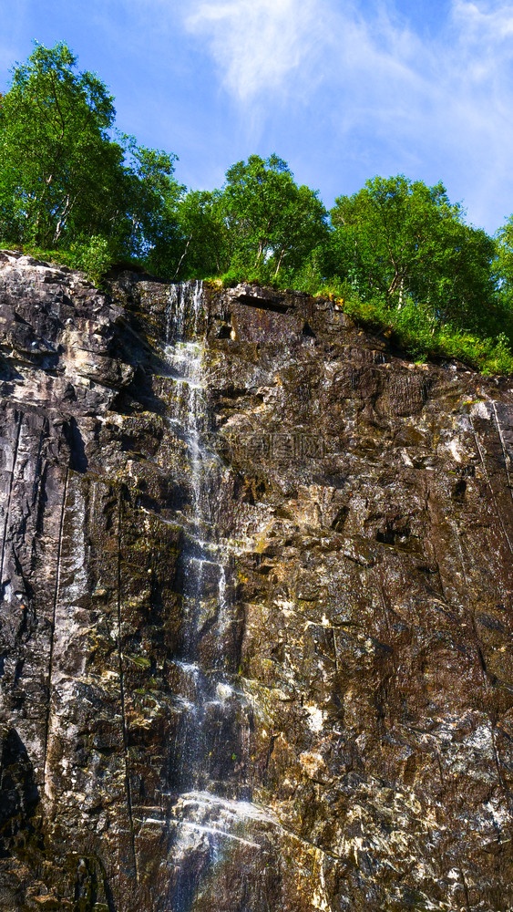 在挪威Geiranger的Ornesvingen观的停车场附近岩山小瀑布挪威的山上小瀑布图片
