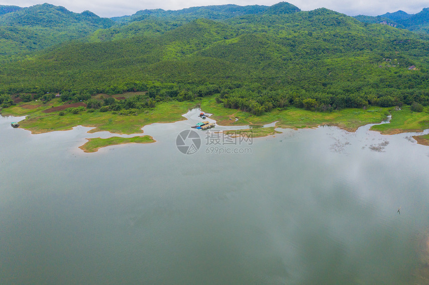 泰国Kanchanaburi区公园热带森林中的树木河流或湖泊以及夏季山区或丘的空中最高视图图片