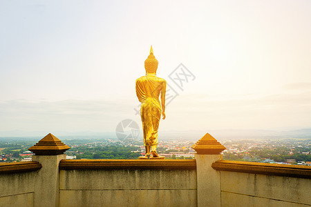 泰国南省山丘和地貌景观上的佛像图片